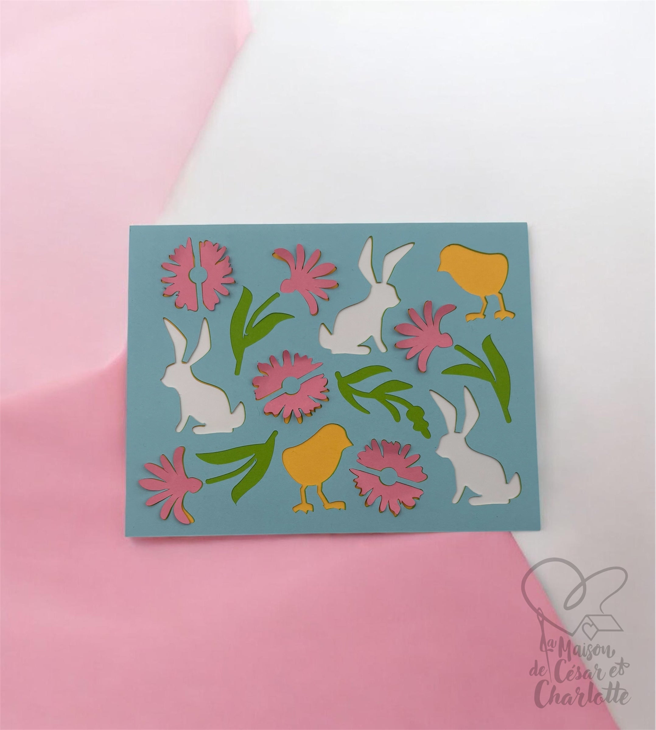 Carte de Pâques artisanale aux couleurs douces et printanières, décorée de petits lapins, poussins et fleurs