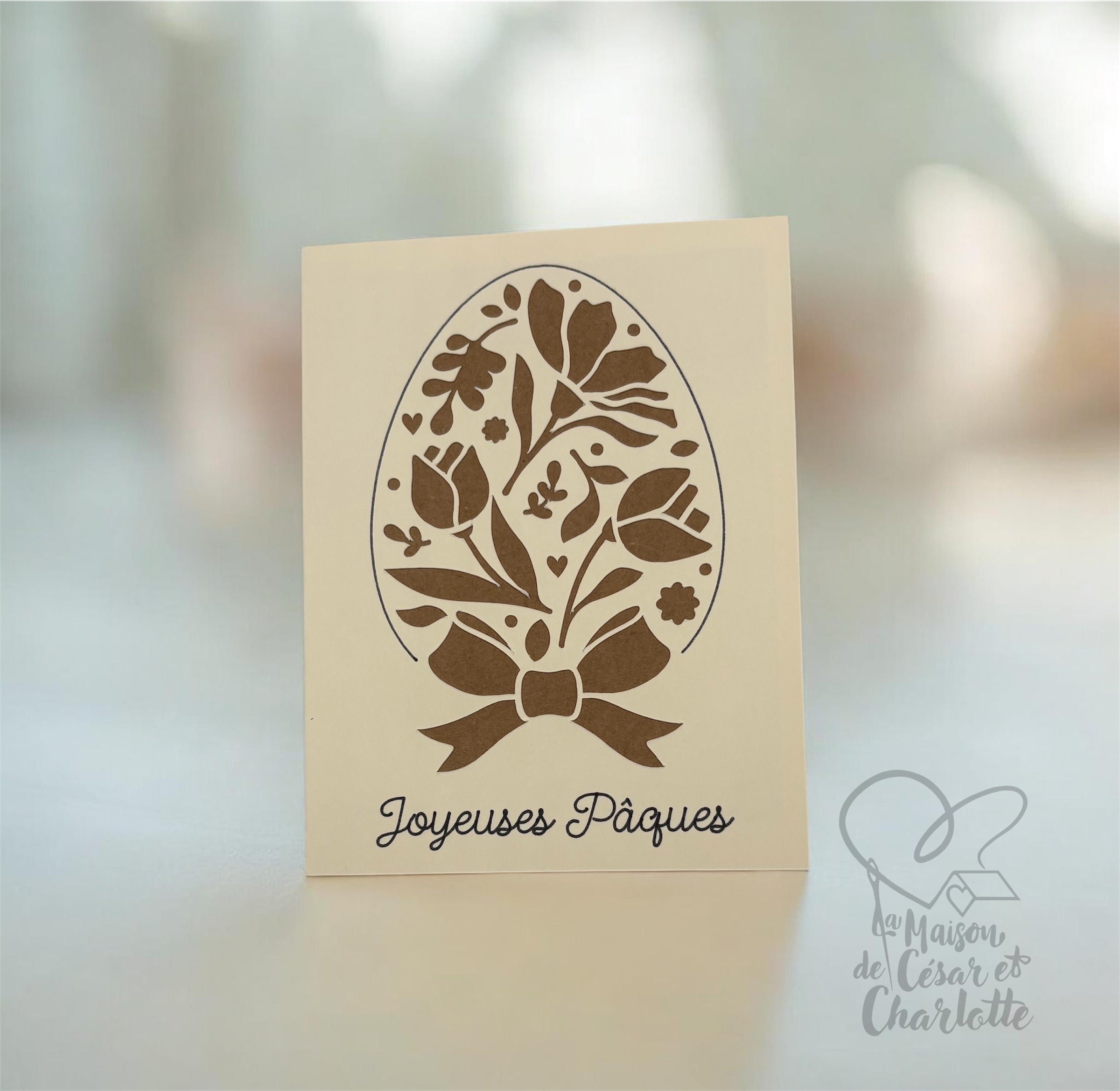 Carte de Pâques artisanale au design délicat, représentant un œuf orné de motifs floraux